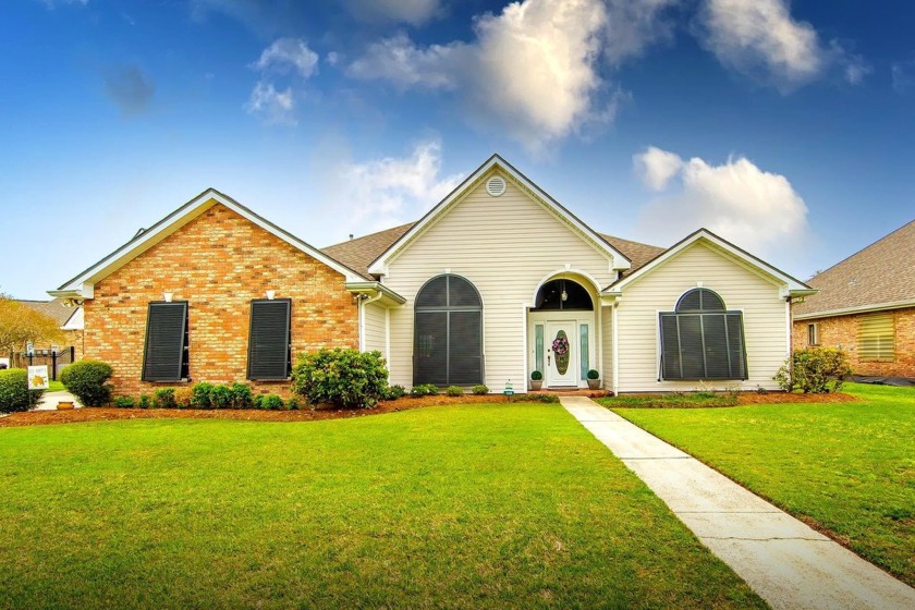 Beautiful and immaculate 4 bedroom 2 bath home on the pond in - Beach Home for sale in Houma, Louisiana on Beachhouse.com