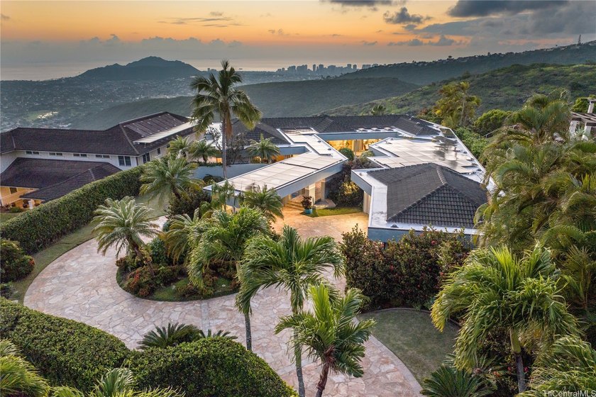 Fee simple .53 acre legacy estate in premiere Waialae Iki V - Beach Home for sale in Honolulu, Hawaii on Beachhouse.com