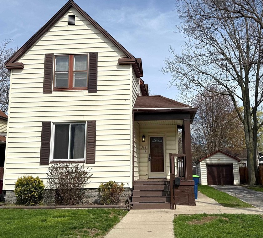 Neat, clean & move in ready! This 2 story home on Bay City's - Beach Home for sale in Bay City, Michigan on Beachhouse.com