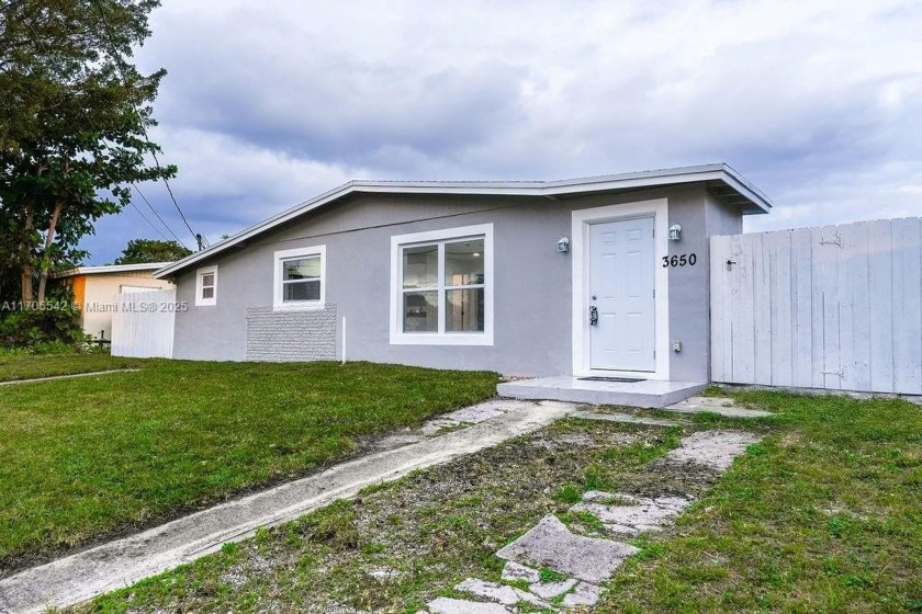 Stunning Remodeled Single-Family Home with brand new roof with - Beach Home for sale in Davie, Florida on Beachhouse.com