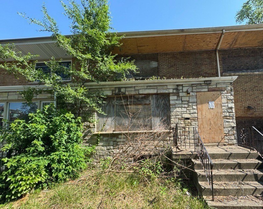 ***Attention all investors/rehabbers***  This spacious 1,789 - Beach Townhome/Townhouse for sale in Chicago, Illinois on Beachhouse.com