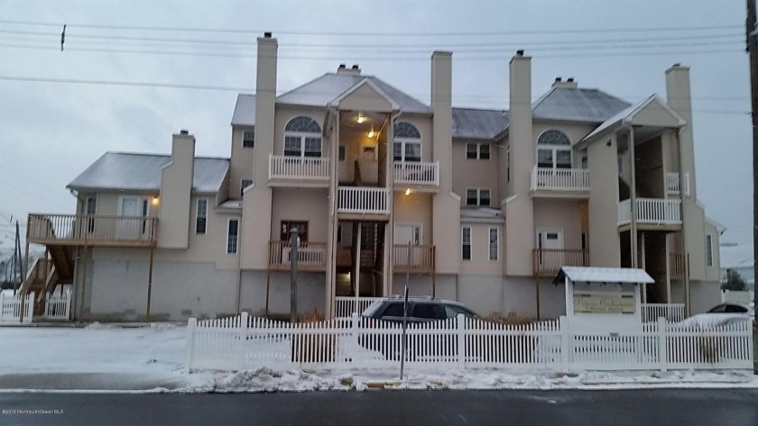 Beautiful end unit in desirable Victorian Squares, just across - Beach Condo for sale in Keansburg, New Jersey on Beachhouse.com