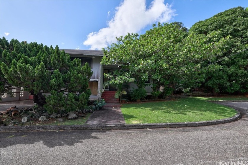 Rare Find on Lower Alewa Drive! Tucked away on a quiet, dead-end - Beach Home for sale in Honolulu, Hawaii on Beachhouse.com