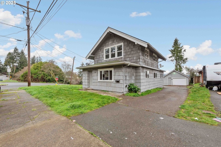 This large spacious 3-bedroom, 2-bath home features fresh - Beach Home for sale in Coos Bay, Oregon on Beachhouse.com