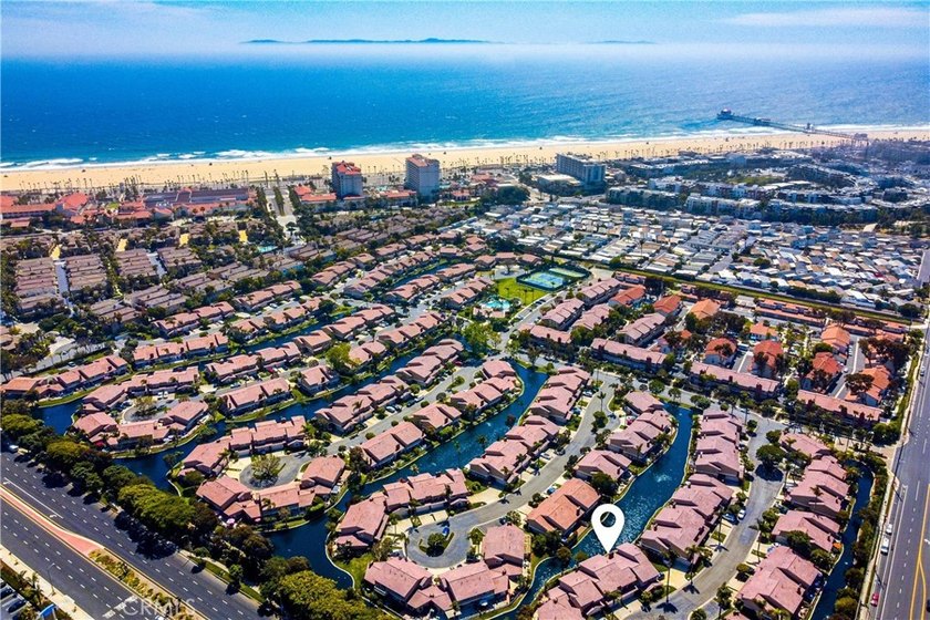 Welcome to coastal living in the highly desirable gated - Beach Townhome/Townhouse for sale in Huntington Beach, California on Beachhouse.com