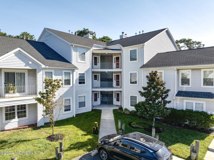 Welcome to this move-in ready, renovated third-floor condo - Beach Condo for sale in Toms River, New Jersey on Beachhouse.com
