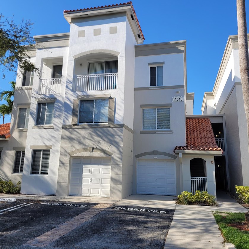 Superb location in the heart of Palm Beach Gardens! This - Beach Condo for sale in Palm Beach Gardens, Florida on Beachhouse.com