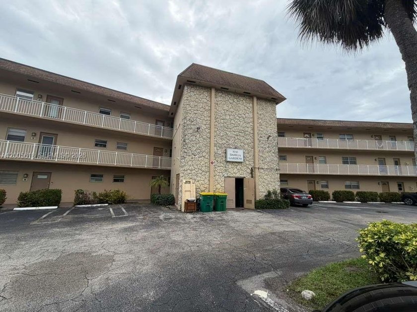 Spacious and beautifully maintained 2BR/2BA + extra room - Beach Condo for sale in Lauderdale Lakes, Florida on Beachhouse.com