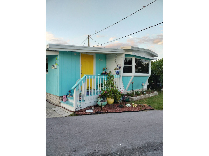 This gorgeous 2 bed 1 bath home is located in Sunshine mobile - Beach Home for sale in St. Petersburg, Florida on Beachhouse.com