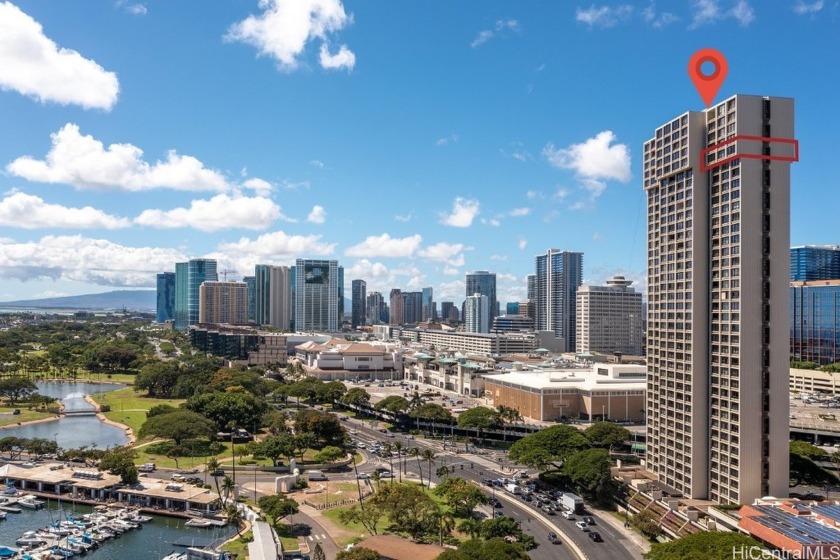 Awsome view of the Pacific ocean, Marina, Harbor, Ala Moana park - Beach Condo for sale in Honolulu, Hawaii on Beachhouse.com