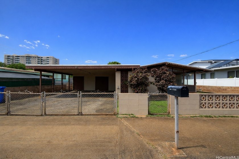 Opportunity in Waipahu with strong upside potential - Beach Home for sale in Waipahu, Hawaii on Beachhouse.com