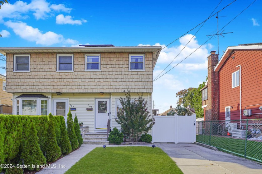 Welcome to your new home in the desirable Midland Beach section - Beach Home for sale in Staten Island, New York on Beachhouse.com