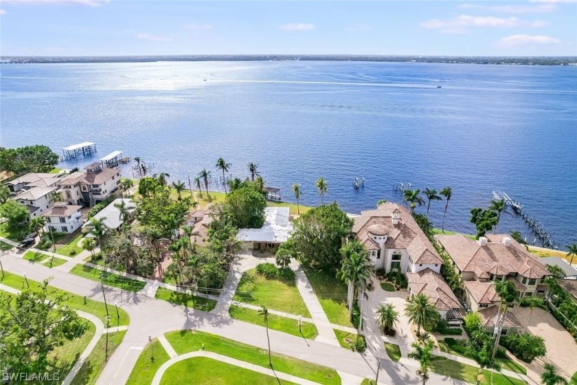 We present an incredible opportunity to purchase 120+/- feet of - Beach Lot for sale in Fort Myers, Florida on Beachhouse.com