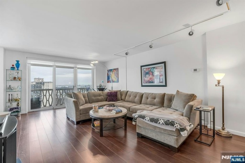 Fabulous, high floor one bedroom deluxe with wide plank flooring - Beach Home for sale in Fort Lee, New Jersey on Beachhouse.com