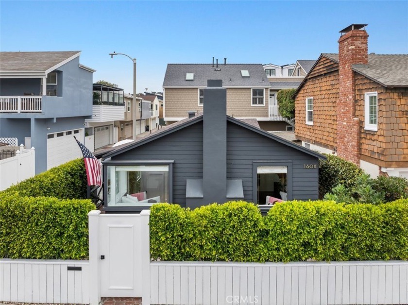 Welcome to 1608 Park Ave, a charming single-family home nestled - Beach Home for sale in Newport Beach, California on Beachhouse.com