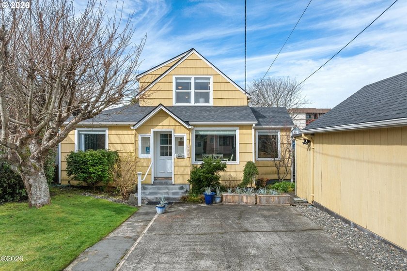 Successful turnkey vacation rental just two blocks from the - Beach Home for sale in Seaside, Oregon on Beachhouse.com