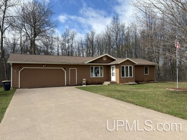 Ranch on a large lot!  This 3 br 2 1/2 bath home features a 2 - Beach Home for sale in Ironwood, Michigan on Beachhouse.com