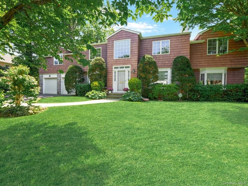 LAKE SUCCESS COUNTRY CLUB COMMUNITY! Nestled In The Prestigious - Beach Home for sale in Great Neck, New York on Beachhouse.com