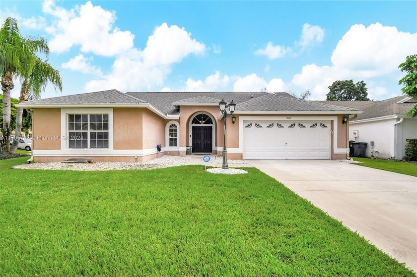 This beautiful three-bedroom, two-bathroom single-family home is - Beach Home for sale in Wellington, Florida on Beachhouse.com