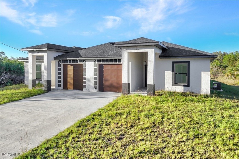 SMART MONEY MEETS SMART DESIGN in this newly built duplex - Beach Home for sale in Lehigh Acres, Florida on Beachhouse.com