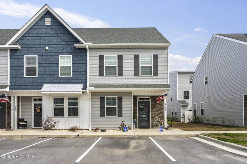 This beautiful END unit features three spacious bedrooms and - Beach Townhome/Townhouse for sale in Sneads Ferry, North Carolina on Beachhouse.com