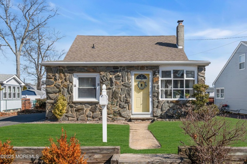 Welcome to this bright & sunny charmer in Breton Woods. Home is - Beach Home for sale in Brick, New Jersey on Beachhouse.com