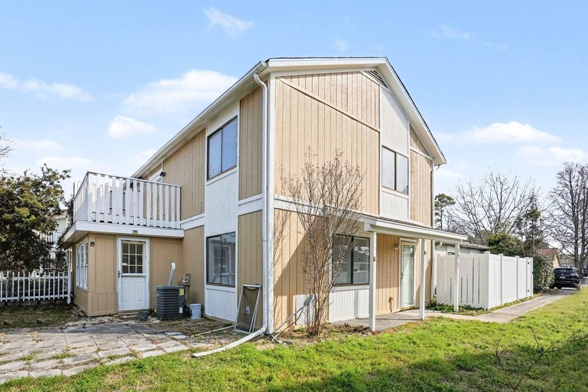 Welcome to easy coastal living in this spacious and - Beach Townhome/Townhouse for sale in Surfside Beach, South Carolina on Beachhouse.com