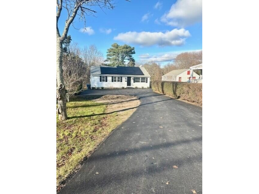 Move-in-ready ranch offering 1,900+ sq ft of living space plus a - Beach Home for sale in Teaticket, Massachusetts on Beachhouse.com