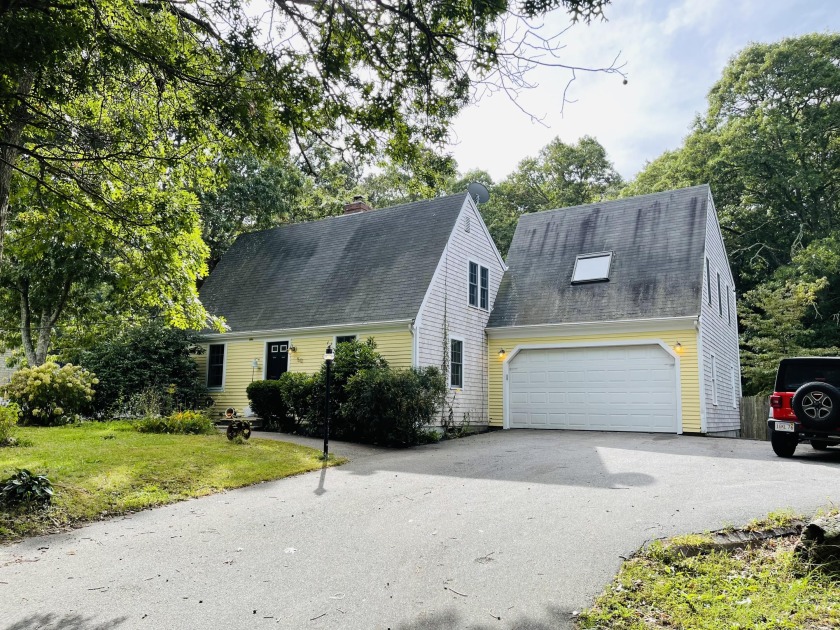 Spacious Cape, Lakewood Association w/ deeded access to - Beach Home for sale in Mashpee, Massachusetts on Beachhouse.com