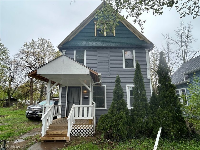 Welcome to this phenomenal triplex and duplex located on the - Beach Apartment for sale in Cleveland, Ohio on Beachhouse.com