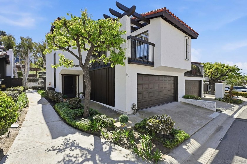 Welcome to this charming 3-bedroom townhome in the highly - Beach Condo for sale in Solana Beach, California on Beachhouse.com