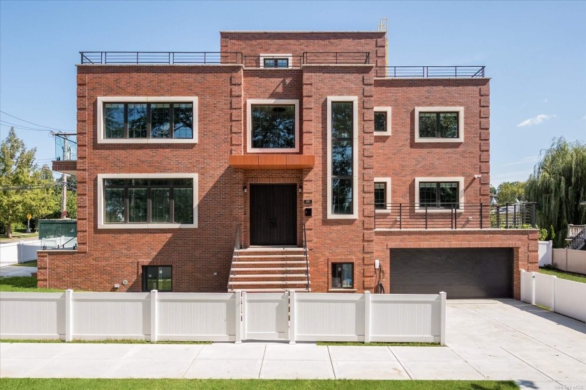 This brand-new residence boasts a stunning design and impeccable - Beach Home for sale in Douglaston, New York on Beachhouse.com