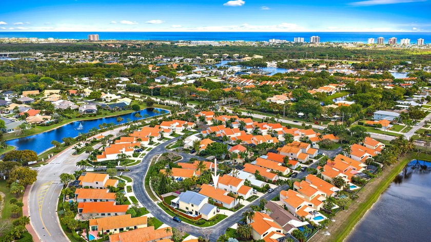 Welcome to Crystal Pointe! Beautifully updated & meticulously - Beach Home for sale in Palm Beach Gardens, Florida on Beachhouse.com