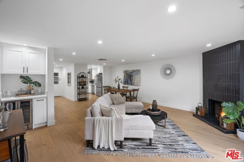 Nestled on a quiet, tree-lined street in the heart of Santa - Beach Townhome/Townhouse for sale in Santa Monica, California on Beachhouse.com