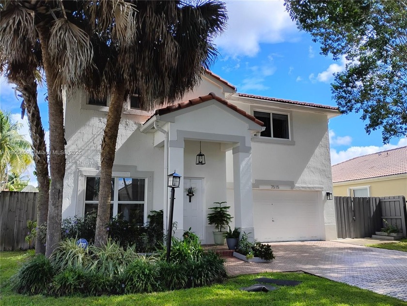 Beautiful home with a unique serene lake view, large yard & - Beach Home for sale in Miami, Florida on Beachhouse.com