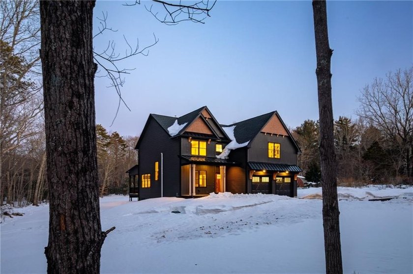 Awesome, like-new construction in East Greenwich. This modern - Beach Home for sale in East Greenwich, Rhode Island on Beachhouse.com