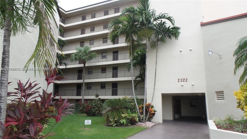 Cozy corner unit with lots of natural light 2 bedroom 2 bathroom - Beach Condo for sale in Pompano Beach, Florida on Beachhouse.com