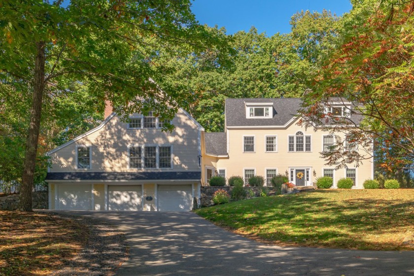 This Colonial home in York Harbor is sited atop 1.3 acres and - Beach Home for sale in York, Maine on Beachhouse.com