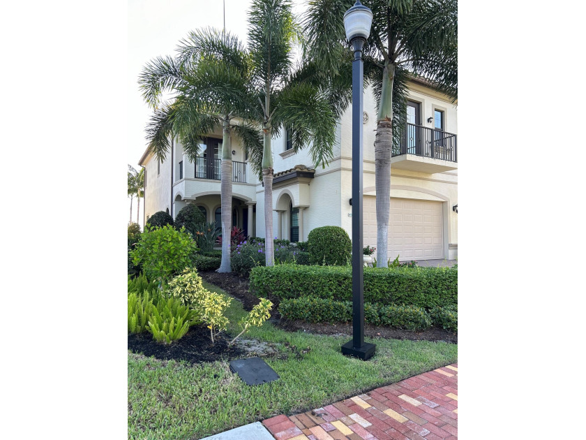 WOW...5 bedrms, 4.5 bathrms in the most beautiful community in - Beach Home for sale in Port Saint Lucie, Florida on Beachhouse.com