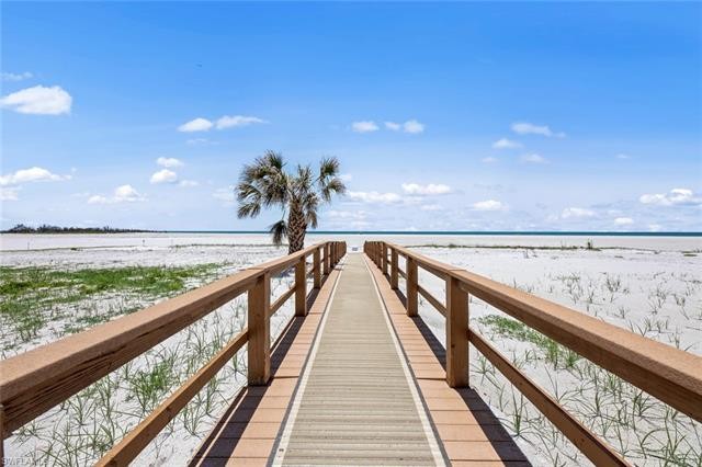This is a great income producing property that is currently - Beach Condo for sale in Fort Myers Beach, Florida on Beachhouse.com
