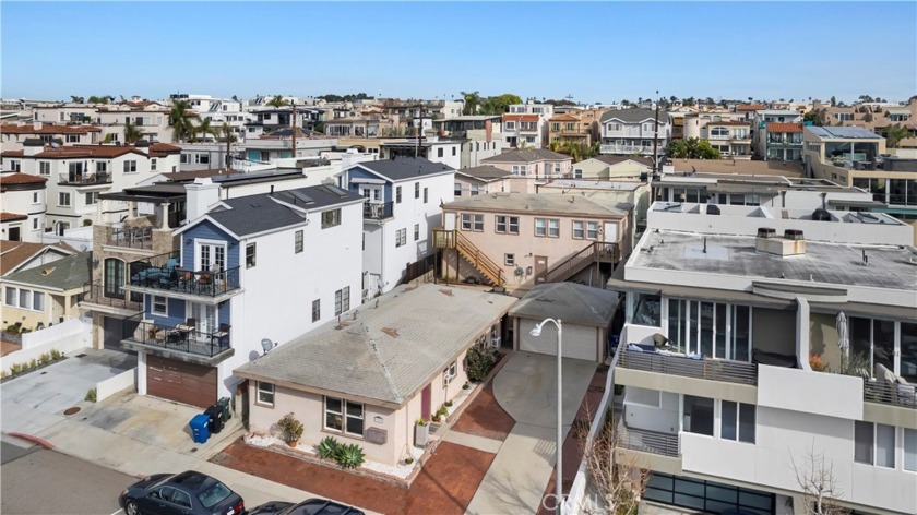 This five-unit apartment complex lies on a street-to-alley lot - Beach Apartment for sale in Hermosa Beach, California on Beachhouse.com