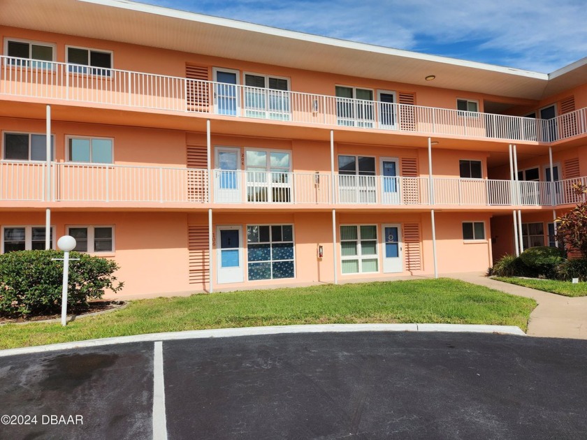 This 2 bedroom 1 bath riverfront unit in the River House is - Beach Condo for sale in Daytona Beach, Florida on Beachhouse.com