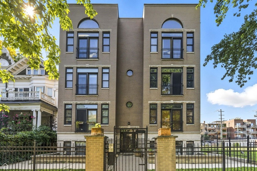 Welcome to 4606 North Malden Street, a charming unit located in - Beach Home for sale in Chicago, Illinois on Beachhouse.com