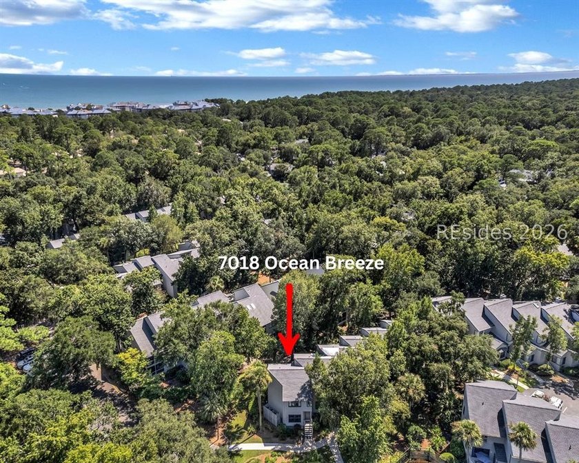 This spacious 2BR/2.5BA end-unit townhome offers comfort - Beach Condo for sale in Hilton Head Island, South Carolina on Beachhouse.com