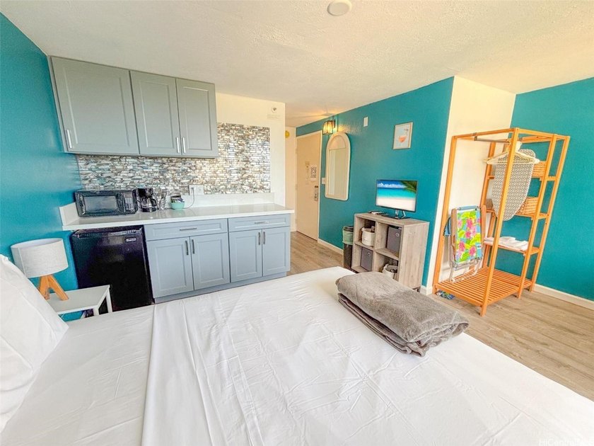 LEGAL VACATION RENTAL! Welcome to your ideal Waikiki investment - Beach Condo for sale in Honolulu, Hawaii on Beachhouse.com