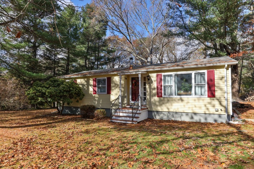 This adorable 3 bedroom ranch style home has full use of the - Beach Home for sale in Plymouth, Massachusetts on Beachhouse.com