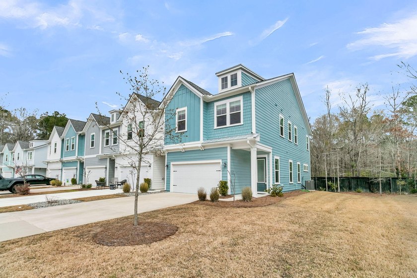 STUNNING! This move-in ready end unit feels like new - Beach Townhome/Townhouse for sale in Mount Pleasant, South Carolina on Beachhouse.com