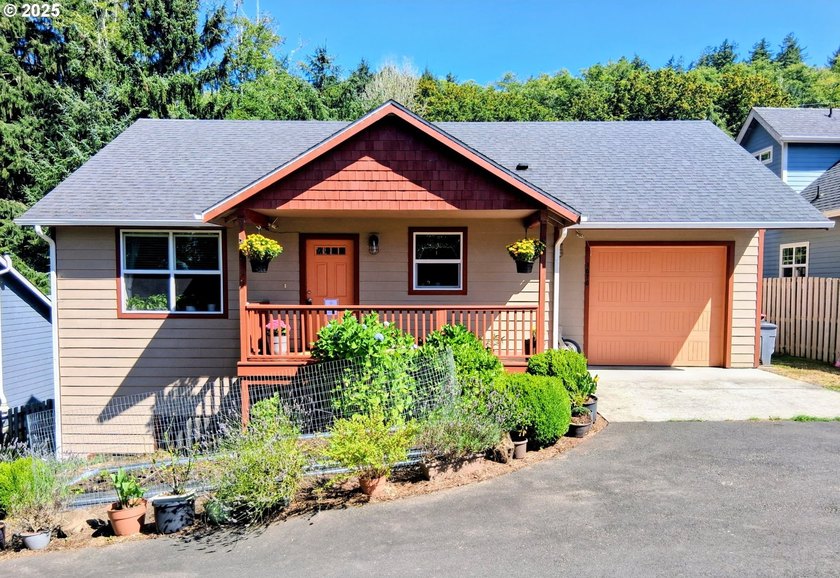 This fully furnished delightful Astoria residence, situated on a - Beach Home for sale in Astoria, Oregon on Beachhouse.com