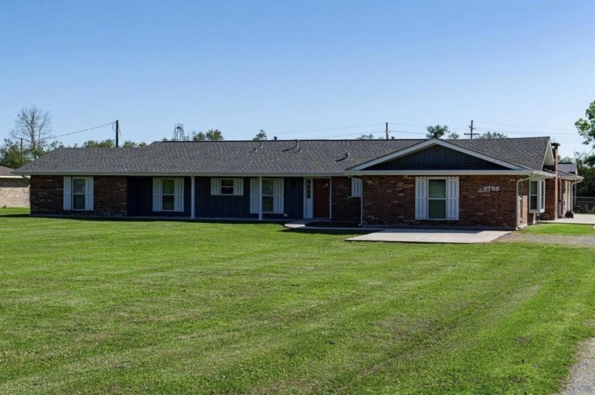 This Ranch-style home is nestled on over an acre, features a - Beach Home for sale in Houma, Louisiana on Beachhouse.com