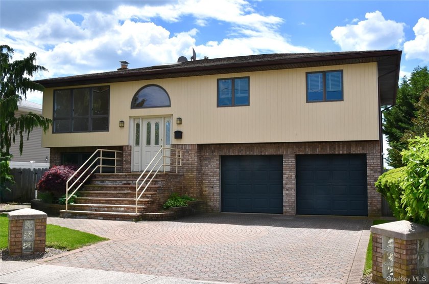 This beautiful waterfront home is truly a sea lover's dream. It - Beach Home for sale in Merrick, New York on Beachhouse.com